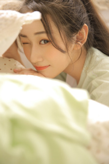男女一起努力做豆浆